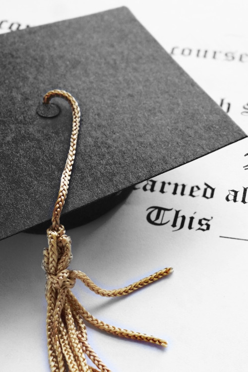 Διπλωματικές εργασίες: Είναι απαραίτητο να ζητήσετε επαγγελματική βοήθεια;