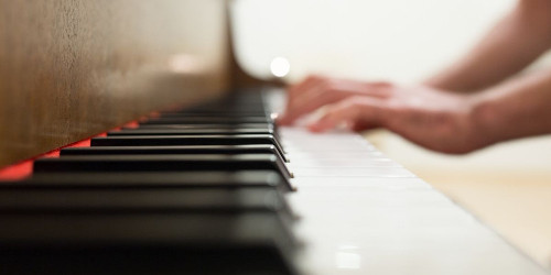 Πόσος καιρός χρειάζεται για να μάθετε πιάνο και πώς μπορείτε να μάθετε πιο εύκολα