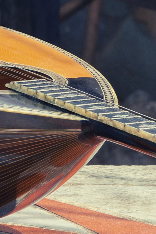 Πώς να ξεκινήσετε να παίζετε μπουζούκι σε μερικά απλά βήματα