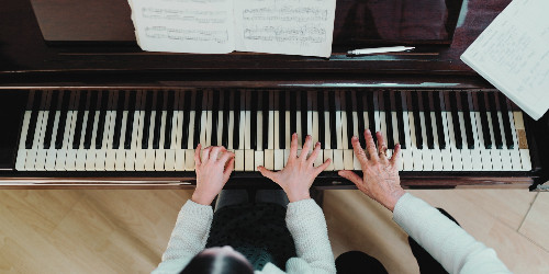 Iδιαίτερα μαθήματα πιάνου vs ομαδικά: Ποια να προτιμήσετε και γιατί
