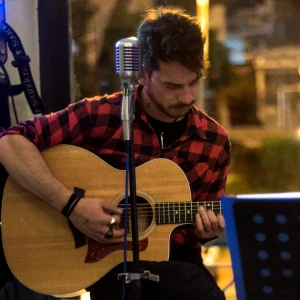 Ρούσσος Δημήτρης - Δάσκαλος Ακουστικής Κιθάρας στο instateacher.gr