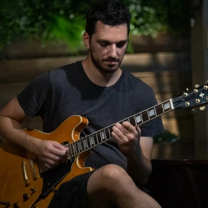 Λιπώνης Χρήστος - Δάσκαλος Κιθάρας στο instateacher.gr