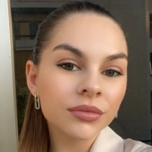 Τσιούρη Νεφέλη - Καθηγήτρια Αρχαίων Ελληνικών στο instateacher.gr